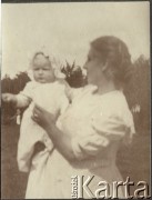 Ok. 1912, Żwańczyk k/ Kamieńca Podolskiego, Ukraina, Rosja.
Zofia Borysowicz (1878-1920) z córką Jadwigą.
Fot. NN, zbiory Ośrodka KARTA, udostępniła Joanna Majewska