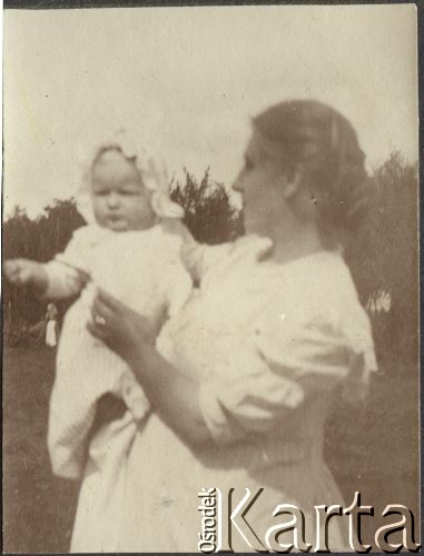 Ok. 1912, Żwańczyk k/ Kamieńca Podolskiego, Ukraina, Rosja.
Zofia Borysowicz (1878-1920) z córką Jadwigą.
Fot. NN, zbiory Ośrodka KARTA, udostępniła Joanna Majewska