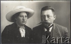 Ok. 1918, brak miejsca.
Portret małżeństwa Borysowiczów - Zofii i Konstantego. Zofia, urodziła się w Odessie w 1878 roku, zmarła w Żwańczyku w 1920 roku, była córką Felicji z Podwińskich i Jordana Klukowskiego, siostrą Zygmunta. Konstanty Borysowicz ukończył medycynę na uniwersytecie w Moskwie, następnie osiadł na Podolu w Żwańczyku, gdzie pracował jako lekarz.
Fot. NN, zbiory Ośrodka KARTA, udostępniła Joanna Majewska