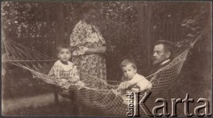 Ok. 1908, Letnisko k/ Moskwy, Rosja.
Eufrozyna i Julian Klukowscy wraz z dziećmi: Zofią i Janem.
 Fot. NN, zbiory Ośrodka KARTA, udostępniła Joanna Majewska