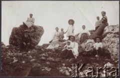 1910, Iwachnowce k/ Kamieńca Podolskiego, Ukraina, Rosja.
Grupa osób na wzgórzu. Na największym kamieniu po lewej stronie siedzi Eufrozyna Klukowska (1879-1959), żona Juliana Klukowskiego, poniżej Jordan Klukowski (1839-1921). Stojąca w kapeluszu dziewczynka to córka Eufrozyny i Juliana - Zofia (1902-1944), a siedzący w kapeluszu chłopiec to ich syn Jan (1904-1944). W prawym górnym rogu, w oddali, stoi Felicja (1846-1929), żona Jordana Klukowskiego, matka Juliana.
Fot. NN, zbiory Ośrodka KARTA, udostępniła Joanna Majewska