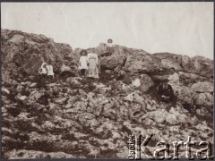 1910, Iwachnowce k/ Kamieńca Podolskiego, Ukraina, Rosja.
Grupa osób na wzgórzu. Trzecia z lewej siedzi Felicja Klukowska z domu Podwińska (1846-1929), obok niej stoi w kapeluszu jej wnuczka Zofia Klukowska (1902-1944), powyżej w kapeluszu stoi brat Zofii - Jan (1904-1944). Po prawej jest widoczna Eufrozyna Klukowska (1879-1959) - matka Zofii i Jana, a poniżej Jordan Klukowski (1839-1921) - mąż Felicji. 
Fot. NN, zbiory Ośrodka KARTA, udostępniła Joanna Majewska