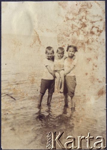 1914, Aseru, Łotwa, Rosja.
Jan, Antoni i Zofia Klukowscy - podczas wyjazdu nad Morze Bałtyckie z matką.
Fot. NN, zbiory Ośrodka KARTA, udostępniła Joanna Majewska