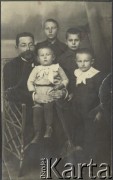 1920, Kalisz, woj. Łódź, Polska.
Konstanty Borysowicz, mąż Zofii z domu Klukowskiej z synami (od lewej strony): Władysławem, Zygmuntem, Mieczysławem i Antonim.
Fot. NN, zbiory Ośrodka KARTA, udostępniła Joanna Majewska