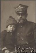 1920, Szczebrzeszyn, pow. Zamość, woj. Lublin, Polska.
Zygmunt Klukowski w mundurze kapitana Wojska Polskiego, na zdjęciu z synem Jerzym. Zygmunt Klukowski został powołany do wojska po wybuchu wojny polsko-bolszewickiej, zdemobilizowany po zakończeniu działań wojennych w 1921 roku.
Fot. NN, zbiory Ośrodka KARTA, udostępniła Joanna Majewska