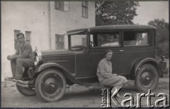 Sierpień 1928, Szczebrzeszyn, pow. Zamość, woj. Lublin, Polska.
Zygmunt Klukowski siedzi w samochodzie marki Ford na tylnym siedzeniu, w towarzystwie (od lewej): Jana Klukowskiego, Jadwigi Cybulskiej i Antoniego Klukowskiego. W tle widoczny jest szpital, w którym pracował dr Klukowski.
Fot. NN, zbiory Ośrodka KARTA, udostępniła Joanna Majewska