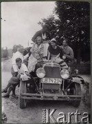 1928, Szczebrzeszyn, pow. Zamość, woj. Lublin, Polska.
Grupa osób przy samochodzie marki Ford, po lewej stronie stoi Zygmunt Klukowski, który mieszkał i pracował w Szczebrzeszynie jako lekarz od 1919 roku. Obok niego siedzi Antoni Klukowski, bratanek Zygmunta. Na samochodzie po lewej stronie jest widoczna Zofia Szymańska, późniejsza druga żona Zygmunta Klukowskiego.
Fot. NN, zbiory Ośrodka KARTA, udostępniła Joanna Majewska