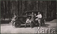 1928, Szczebrzeszyn, pow. Zamość, woj. Lublin, Polska.
Grupa osób przy samochodzie marki Ford na tle lasu. Z prawej strony stoi Zygmunt Klukowski, który mieszkał i pracował w Szczebrzeszynie jako lekarz od 1919 roku. Po lewej stronie siedzi Antoni Klukowski, bratanek Zygmunta.
Fot. NN, zbiory Ośrodka KARTA, udostępniła Joanna Majewska