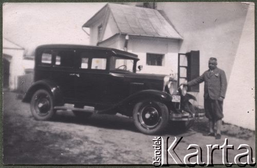 Ok. 1930, Szczebrzeszyn, pow. Zamość, woj. Lublin, Polska.
Doktor Zygmunt Klukowski stojący przy samochodzie marki Ford. 
Fot. NN, zbiory Ośrodka KARTA, udostępniła Joanna Majewska