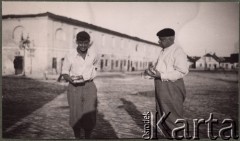 Ok. 1930, Biłgoraj, woj. Lublin, Polska.
Zygmunt Klukowski (po prawej stronie) i Antoni Klukowski na rynku miasteczka.
Fot. NN, zbiory Ośrodka KARTA, udostępniła Joanna Majewska