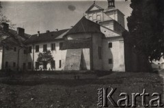 1920-1939, Szczebrzeszyn, pow. Zamość, woj. Lublin, Polska.
Zabudowania szpitala oraz kościół św. Katarzyny. 
Fot. NN, zbiory Ośrodka KARTA, udostępniła Joanna Majewska