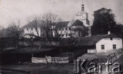 1920-1939, Szczebrzeszyn, pow. Zamość, woj. Lublin, Polska.
Widok na szpital i kościół św. Katarzyny. 
Fot. NN, zbiory Ośrodka KARTA, udostępniła Joanna Majewska