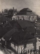 1920-1939, Szczebrzeszyn, pow. Zamość, woj. Lublin, Polska.
Na pierwszym planie widoczne są budynki mieszkalne, na drugim synagoga.
Fot. NN, zbiory Ośrodka KARTA, udostępniła Joanna Majewska