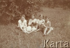 1925, Olszanka, gm. Korabiewice, pow. Skierniewice, woj. Warszawa, Polska.
Grupa osób na trawie wraz z psami. Od lewej strony siedzą: Julian Hirszowski, Janina Świętosławska (córka Wojciecha Świętosławskiego), Jolanta Hirszowska - siostra Juliana i Antoni Klukowski, bratanek Zygmunta Klukowskiego.
Fot. NN, zbiory Ośrodka KARTA, udostępniła Joanna Majewska