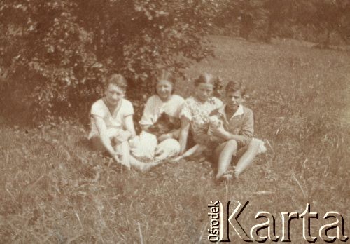 1925, Olszanka, gm. Korabiewice, pow. Skierniewice, woj. Warszawa, Polska.
Grupa osób na trawie wraz z psami. Od lewej strony siedzą: Julian Hirszowski, Janina Świętosławska (córka Wojciecha Świętosławskiego), Jolanta Hirszowska - siostra Juliana i Antoni Klukowski, bratanek Zygmunta Klukowskiego.
Fot. NN, zbiory Ośrodka KARTA, udostępniła Joanna Majewska