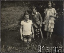 1925, Olszanka, gm. Korabiewice, pow. Skierniewice, woj. Warszawa, Polska.
Młodzież nad rzeką Korabiewką, stoją od lewej: Julian Hirszowski, Antoni Klukowski, Jolanta Hirszowska.
Fot. NN, zbiory Ośrodka KARTA, udostępniła Joanna Majewska