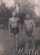 Ok. 1930, Szczebrzeszyn, pow. Zamość, woj. Lublin, Polska.
Bracia Jan i Antoni Klukowscy w spodenkach kąpielowych. 
Fot. NN, zbiory Ośrodka KARTA, udostępniła Joanna Majewska