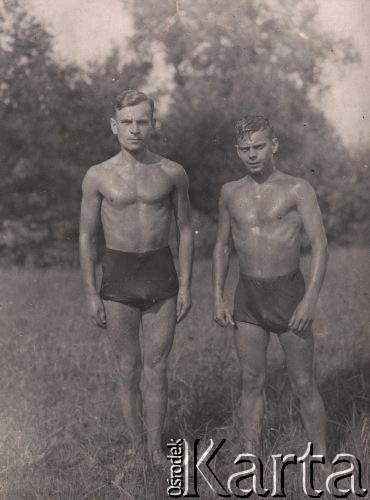 Ok. 1930, Szczebrzeszyn, pow. Zamość, woj. Lublin, Polska.
Bracia Jan i Antoni Klukowscy w spodenkach kąpielowych. 
Fot. NN, zbiory Ośrodka KARTA, udostępniła Joanna Majewska