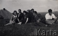 Ok. 1928, Szczebrzeszyn, pow. Zamość, woj. Lublin, Polska.
Grupa osób wypoczywająca na trawie. Pierwszy z prawej siedzi Antoni Klukowski, bratanek Zygmunta Klukowskiego.
Fot. NN, zbiory Ośrodka KARTA, udostępniła Joanna Majewska