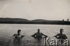 Ok. 1930, Polska.
Od lewej: Antoni Klukowski, Zygmunt Klukowski i mecenas Henryk Rosiński podczas kąpieli w Sanie. 
Fot. NN, zbiory Ośrodka KARTA, udostępniła Joanna Majewska