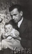 Ok. 1930, Kalisz, woj. Łódź, Polska.
Jan Klukowski z synem Bohdanem, portret.
Fot. NN, zbiory Ośrodka KARTA, udostępniła Joanna Majewska