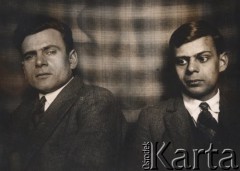 1927, Kalisz, woj. Łódź, Polska.
Bracia Jan (po lewej stronie, 1904-1944) i Antoni Klukowski (ur. 1909) - synowie Eufrozyny i Juliana Klukowskich, bratankowie Zygmunta Klukowskiego. 
Fot. NN, zbiory Ośrodka KARTA, udostępniła Joanna Majewska