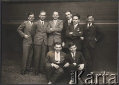 1929, Polska.
Grupa mężczyzn w garniturach. Od lewej stoją: Jan Klukowski, Mikołaj Awałow, Stanisław Kulesza i pierwszy z prawej strony Antoni Karolak (mąż Zofii Klukowskiej, siostry Jana Klukowskiego). Pierwszy z prawej strony siedzi Antoni Klukowski.
Fot. NN, zbiory Ośrodka KARTA, udostępniła Joanna Majewska