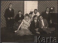 1929, Polska.
Grupa osób we wnętrzu, po prawej stronie w pierwszym rzędzie siedzą: Jan Klukowski i jego młodszy brat Antoni, bratankowie Zygmunta Klukowskiego. Obok Antoniego widoczna jest Natalia Gałczyńska, a za nią siedzi Anna Lipińska. Z tyłu, pierwszy z lewej strony siedzi na krześle Mikołaj Awałow.
Fot. NN, zbiory Ośrodka KARTA, udostępniła Joanna Majewska