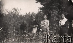 1935-1939, Olszanka, gm. Korabiewice, pow. Skierniewice, woj. Warszawa, Polska.
Od lewej stoją: Wacława Klukowska (1910-1988) - żona Antoniego Klukowskiego i przed nią pies rodziny Wojciecha Świętosławskiego - Hel, Antoni Klukowski, (urodzony w 1909 roku) z psem Żukiem (również należącym do rodziny Świętosławskich), Janina Kostrowska z domu Olszewska - matka Wacławy, NN oraz Eufrozyna Klukowska (1879-1959).
Fot. NN, zbiory Ośrodka KARTA, udostępniła Joanna Majewska
