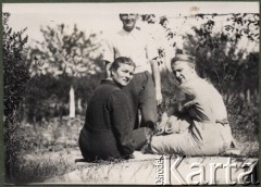 1938, Olszanka, gm. Korabiewice, pow. Skierniewice, woj. Warszawa, Polska.
Siedzą od lewej: Eufrozyna Antonina Klukowska, żona Juliana Klukowskiego i Janina Kostrowska, stoi Leon Kuncewicz, przyjaciel rodziny Klukowskich.
Fot. NN, zbiory Ośrodka KARTA, udostępniła Joanna Majewska