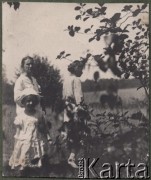 1930-1939, Olszanka, gm. Korabiewice, pow. Skierniewice, woj. Warszawa, Polska.
Po lewej stronie stoi Janina Kostrowska z domu Olszewska, obok niej Maria Świętosławska - żona chemika i fizyka profesora Wojciecha Świętosławskiego.
Fot. NN, zbiory Ośrodka KARTA, udostępniła Joanna Majewska