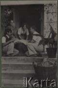 1938, Olszanka, gm. Korabiewice, pow. Skierniewice, woj. Warszawa, Polska.
Grupa osób przy koszyku z jabłkami przed domem. Od lewej siedząi: Janina Kostrowska i jej córka Wacława Klukowska, poniżej Antoni Klukowski - mąż Wacławy oraz Leon Kuncewicz, przyjaciel rodziny.
Fot. NN, zbiory Ośrodka KARTA, udostępniła Joanna Majewska