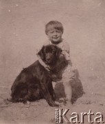 Ok. 1930, Olszanka, gm. Korabiewice, pow. Skierniewice, woj. Warszawa, Polska.
Ania i pies Wojciecha Świętosławskiego - Żuk.
Fot. NN, zbiory Ośrodka KARTA, udostępniła Joanna Majewska
