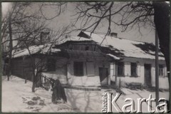 1920-1939, Szczebrzeszyn, pow. Zamość, woj. Lublin, Polska.
Zima, drewniany dom.
Fot. NN, zbiory Ośrodka KARTA, udostępniła Joanna Majewska