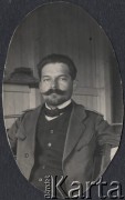 Ok. 1916, brak miejsca.
Portret Ernesta Kostrowskiego (1881-1920), lekarza. Jego żoną była Janina z domu Olszewska.
Fot. NN, zbiory Ośrodka KARTA, udostępniła Joanna Majewska