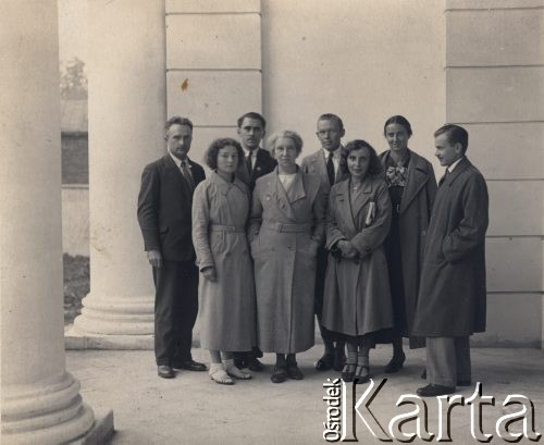 1934-1939, Puławy, woj. Lublin, Polska.
Grupa osób w Pałacu Czartoryskich. Pierwsza z lewej stoi Wacława Klukowska z domu Kostrowska. 
Fot. NN, zbiory Ośrodka KARTA, udostępniła Joanna Majewska