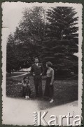 1930-1939, Puławy, woj. Lublin, Polska.
Grupa osób w parku, pierwsza z prawej stoi Wacława Klukowska - żona Antoniego Klukowskiego.
Fot. NN, zbiory Ośrodka KARTA, udostępniła Joanna Majewska