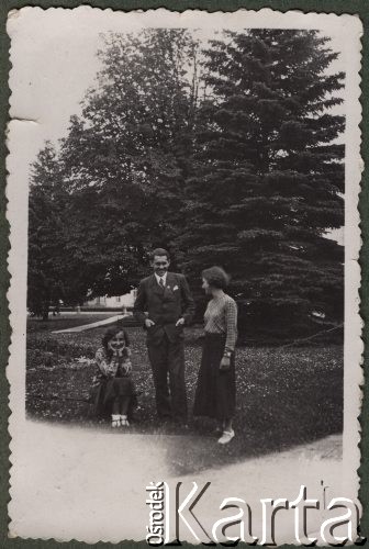 1930-1939, Puławy, woj. Lublin, Polska.
Grupa osób w parku, pierwsza z prawej stoi Wacława Klukowska - żona Antoniego Klukowskiego.
Fot. NN, zbiory Ośrodka KARTA, udostępniła Joanna Majewska