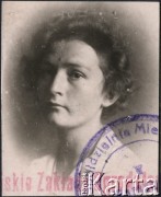 Ok. 1932, Polska.
Wacława Klukowska (1910-1988), córka Janiny i Ernesta Kostrowskich, żona Antoniego Klukowskiego, portret z dokumentu.
Fot. NN, zbiory Ośrodka KARTA, udostępniła Joanna Majewska