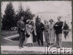 1934-1939, Puławy, woj. Lublin, Polska.
Grupa osób na terenie parku - znajomi Wacławy Klukowskiej z okresu praktyk po studiach. W tle widoczny jest Pałac Czartoryskich.
Fot. NN, zbiory Ośrodka KARTA, udostępniła Joanna Majewska