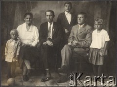 Ok. 1930, brak miejsca.
Anna Żytecka z domu Osadcza (siostra Eufrozyny Antoniny Klukowskiej, żony Juliana Klukowskiego) z mężem Andrzejem i dziećmi: Mikołajem, Aleksandrem, Eugenią i Michałem.
Fot. NN, zbiory Ośrodka KARTA, udostępniła Joanna Majewska