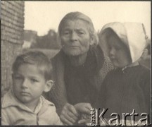 1949, Warszawa, Polska.
Eufrozyna Antonina Klukowska, żona Juliana Klukowskiego wraz z wnuczką Zofią (urodzoną w 1946 roku) i synkiem sąsiadów.
Fot. NN, zbiory Ośrodka KARTA, udostępniła Joanna Majewska