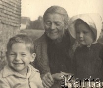 1949, Warszawa, Polska.
Eufrozyna Antonina Klukowska, żona Juliana Klukowskiego wraz z wnuczką Zofią (urodzoną w 1946 roku) i synkiem sąsiadów.
Fot. NN, zbiory Ośrodka KARTA, udostępniła Joanna Majewska
