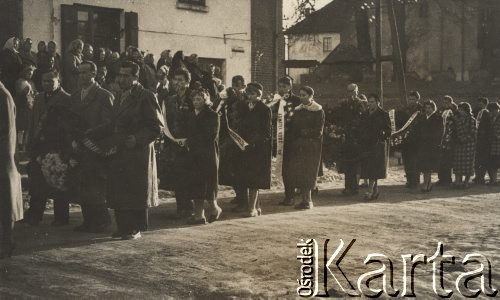 Listopad 1959, Szczebrzeszyn, pow. Zamość, woj. Lublin, Polska.
Pogrzeb Zygmunta Klukowskiego. Urodził się on w 1885 roku, z wykształcenia był lekarzem, z zamiłowania historykiem regionalistą, bibliofilem, a także działaczem społecznym. Jego pogrzeb był bardzo uroczysty, prowadzony w rycie wojskowym. Na zdjęciu widoczny jest kondukt pogrzebowy - znajomi Klukowskiego niosący wieńce.
Fot. NN, zbiory Ośrodka KARTA