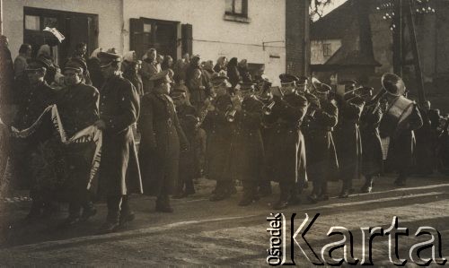 Listopad 1959, Szczebrzeszyn, pow. Zamość, woj. Lublin, Polska.
Pogrzeb Zygmunta Klukowskiego. Urodził się on w 1885 roku, z wykształcenia był lekarzem, z zamiłowania historykiem regionalistą, bibliofilem, a także działaczem społecznym. Jego pogrzeb był bardzo uroczysty, prowadzony w rycie wojskowym. Na zdjęciu widoczna jest orkiestra wojskowa idąca w kondukcie pogrzebowym.
Fot. NN, zbiory Ośrodka KARTA