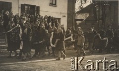 Listopad 1959, Szczebrzeszyn, pow. Zamość, woj. Lublin, Polska.
Pogrzeb Zygmunta Klukowskiego. Urodził się on w 1885 roku, z wykształcenia był lekarzem, z zamiłowania historykiem regionalistą, bibliofilem, a także działaczem społecznym. Jego pogrzeb był bardzo uroczysty, prowadzony w rycie wojskowym. Na zdjęciu widoczny jest kondukt pogrzebowy - znajomi Klukowskiego, przedstawiciele wojska, różnych instytucji (spółdzielni prawniczej, szkoły) niosą wieńce. Po prawej stronie widoczny jest kościół św. Mikołaja, w którym została odprawiona msza pogrzebowa.
Fot. NN, zbiory Ośrodka KARTA