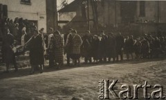 Listopad 1959, Szczebrzeszyn, pow. Zamość, woj. Lublin, Polska.
Pogrzeb Zygmunta Klukowskiego. Urodził się on w 1885 roku, z wykształcenia był lekarzem, z zamiłowania historykiem regionalistą, bibliofilem, a także działaczem społecznym. Jego pogrzeb był bardzo uroczysty, prowadzony w rycie wojskowym. Na zdjęciu widoczny jest kondukt pogrzebowy - znajomi Klukowskiego niosący wieńce, po prawej stronie kościół św. Mikołaja, w którym została odprawiona msza pogrzebowa.
Fot. NN, zbiory Ośrodka KARTA