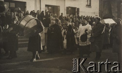 Listopad 1959, Szczebrzeszyn, pow. Zamość, woj. Lublin, Polska.
Pogrzeb Zygmunta Klukowskiego. Urodził się on w 1885 roku, z wykształcenia był lekarzem, z zamiłowania historykiem regionalistą, bibliofilem, a także działaczem społecznym. Jego pogrzeb był bardzo uroczysty, prowadzony w rycie wojskowym. Na zdjęciu widoczny jest kondukt pogrzebowy - idzie orkiestra wojskowa, za nią duchowni, wśród nich celebrujący uroczystość pogrzebową ks. kanonik Stanisław Szepietowski
Fot. NN, zbiory Ośrodka KARTA