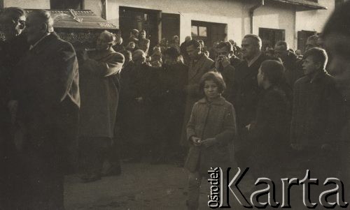 Listopad 1959, Szczebrzeszyn, pow. Zamość, woj. Lublin, Polska.
Pogrzeb Zygmunta Klukowskiego. Urodził się on w 1885 roku, z wykształcenia był lekarzem, z zamiłowania historykiem regionalistą, bibliofilem, a także działaczem społecznym. Jego pogrzeb był bardzo uroczysty, prowadzony w rycie wojskowym. Na zdjęciu widoczny jest kondukt pogrzebowy, po lewej stronie trumna, za nią idą członkowie rodziny zmarłego.
Fot. NN, zbiory Ośrodka KARTA