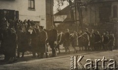 Listopad 1959, Szczebrzeszyn, pow. Zamość, woj. Lublin, Polska.
Pogrzeb Zygmunta Klukowskiego. Urodził się on w 1885 roku, z wykształcenia był lekarzem, z zamiłowania historykiem regionalistą, bibliofilem, a także działaczem społecznym. Jego pogrzeb był bardzo uroczysty, prowadzony w rycie wojskowym. Na zdjęciu widoczny jest kondukt pogrzebowy - znajomi Klukowskiego niosący wieńce, po prawej stronie kościół św. Mikołaja, w którym została odprawiona msza pogrzebowa.
Fot. NN, zbiory Ośrodka KARTA